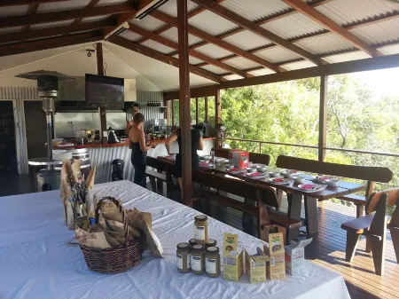 Escape 1770 Motel - No Kids - No Smoking - No Partying