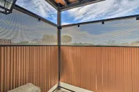 4 Mi to Dtwn: Rustic Fort Worth Apt - Condos