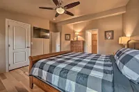 Near Hiking: Munds Park Cabin w/ Deck & Yard - parcheggio