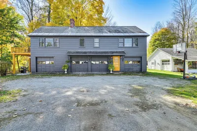 Ambient Manchester Village Abode with Deck and Pond! Hotel in zona Hildene, The Lincoln Family Home- Welcome Center