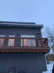 Large home with extras. Large yard, fire pit, Deck, BBQ, sunroom, hot tub, pool Hôtels à proximité de l'Aéroport de Yellowknife
