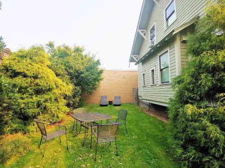 Bluebird Guesthouse Отели рядом с достопримечательностью «Mount Tabor Park»