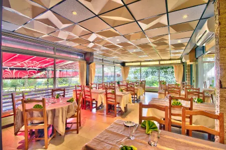 Logis Hôtel Restaurant le Chalet du Mont Roland Отели в г. Шоссен