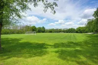 15 Mi to Downtown Minneapolis Retreat on 5 Acres - parking