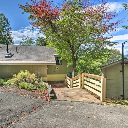 House w/ Balcony ~ 5 Mi to Cranmore Resort! Отели в г. Бартлетт
