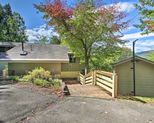 House w/ Balcony ~ 5 Mi to Cranmore Resort! Hotels in Glen