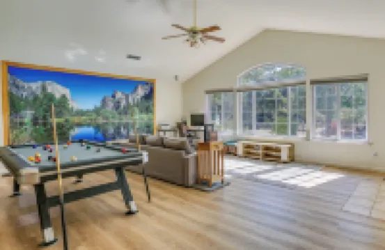 私人湖泊、熱水浴缸和電動車充電器：馬裏波薩家庭住宅！