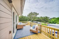 Pet-Friendly Buxton Home w/ Balcony, 2 Mi to Beach - parking