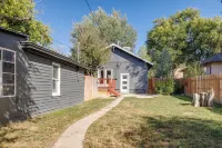 Near Downtown: Spacious Casper Getaway w/ Deck -  Privatzimmer