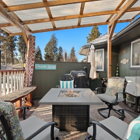 Poolside Getaway with Spacious Outdoor Living & 6 Cozy Beds!!