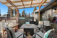 Poolside Getaway with Spacious Outdoor Living & 6 Cozy Beds!!