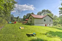 Bright Tucked-Away Cabin w/ Furnished Deck + Grill - que admiten mascotas