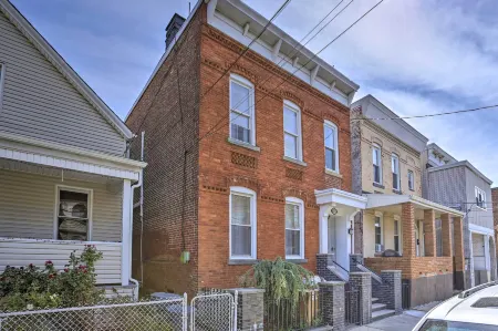 Updated Bayonne Townhome ~ 11 Mi to NYC!