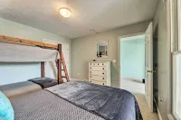 Bright Manistee Condo w/ Beach + Pool Access! - 3 estrellas