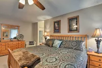 Golf, Hike & Suntan: Mesa Family Home w/ Yard - Homestays