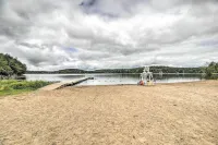 Pet-Friendly Saranac Lake Retreat w/ Deck & Yard - Parkplatz