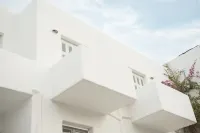 Capetan Giorgantas Hotels near Sarakiniko Beach