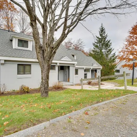 Sunny Stratton Townhome ~ 1 Mi to Skiing!