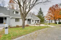 Sunny Stratton Townhome ~ 1 Mi to Skiing! - Homestays