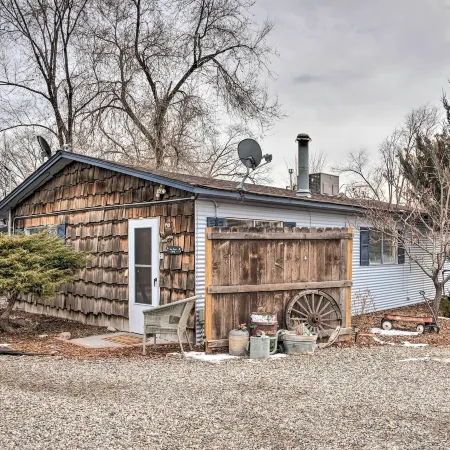Quaint and Cozy Cottage 3 Mi to Palisade Wineries!