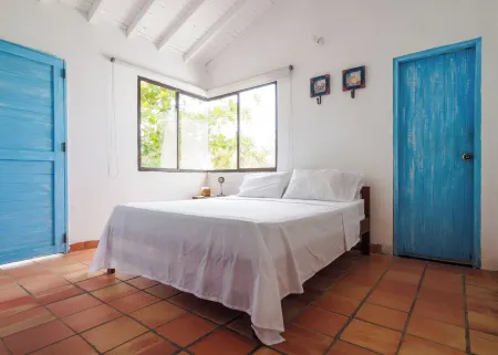Santa Ana Del Mar House: Your Beachfront Escape Отели в г. Толу