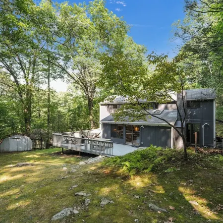 Charming Forest Getaway near West Point & Storm King