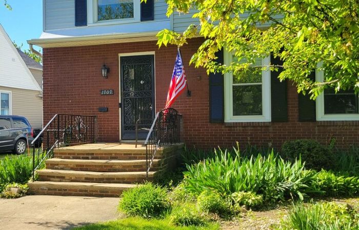 Spacious 5-bedroom house with room for 3 families & pups, in charming Ashtabula