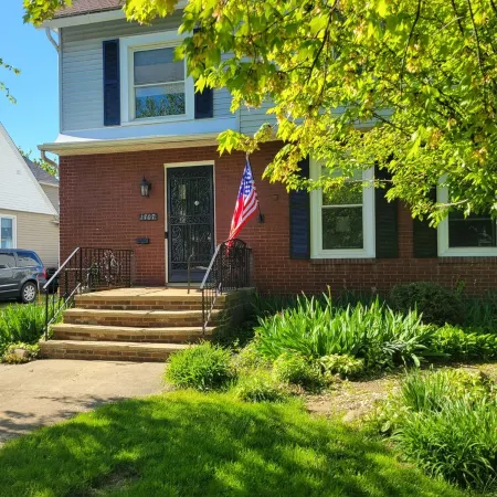 Spacious 5-bedroom house with room for 3 families & pups, in charming Ashtabula