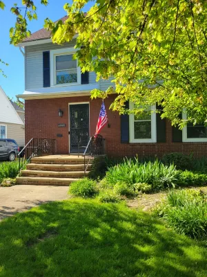 Spacious 5-bedroom house with room for 3 families & pups, in charming Ashtabula - Wifi