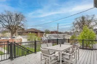Walk to Shops & Eats: Home w/ Deck in Minneapolis - 2 étoiles