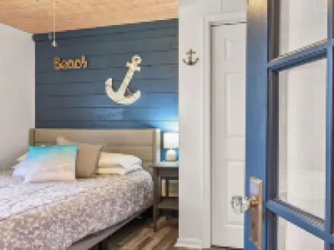 Charming 2-bedroom house in delightful New Buffalo with hot tub Hotels in New Buffalo