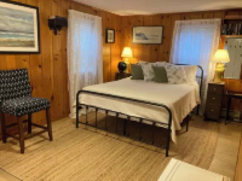 Charming 3 bedroom & 3 full bath house in S. Yarmouth with AC - walk to beach!