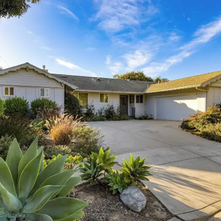 Goleta Getaway by Avantstay Private Backyard, 1.5mi to the Beach!