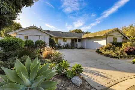 Goleta Getaway by Avantstay Private Backyard, 1.5mi to the Beach!