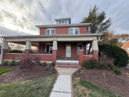 Charming 3-bedroom house in the heart of town right off I-70