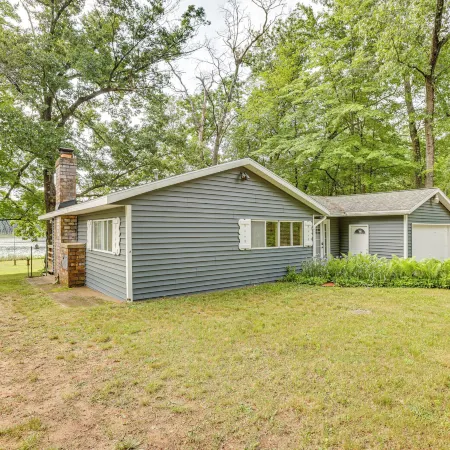 Lakefront Home w/ Deck: Central Michigan Escape! Hotels in Newaygo County