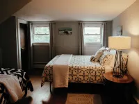 Charming 4-bedroom house in enchanting Millinocket with AC, WiFi Hotels in Millinocket
