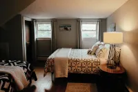 Charming 4-bedroom house in enchanting Millinocket with AC, WiFi Hotel a Millinocket