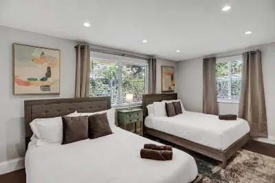 4 BR Beach Home Heated Pool Jacuzzi + Tiki TV Hut Hotels near RM Car Wash movil