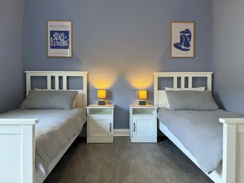 Modern Spacious 2 Bedroom House in Leigh, Free Parking Hotels in Leigh