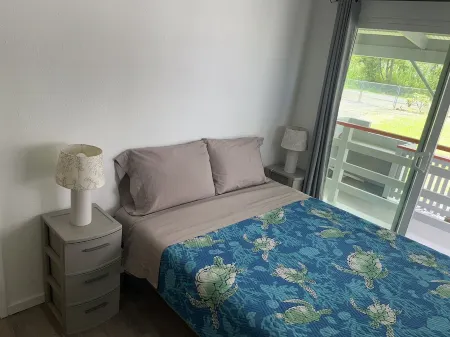 Enjoyable cottage with free private parking in charming Pāhoa Отели рядом с достопримечательностью «Halepalaoa Beach»