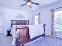 Come visit The Sunflower House! 4 bedrooms 2 baths in Ashtabula Harbor with WIFI Hotels in Ashtabula