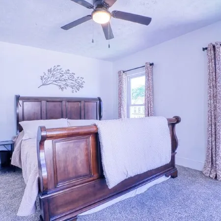 Come visit The Sunflower House! 4 bedrooms 2 baths in Ashtabula Harbor with WIFI