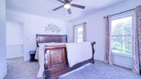 Come visit The Sunflower House! 4 bedrooms 2 baths in Ashtabula Harbor with WIFI