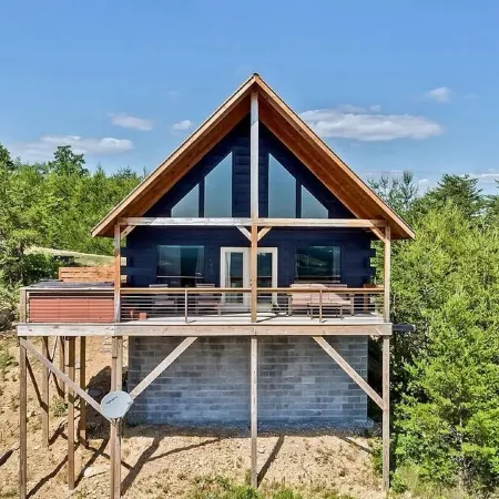 Beautiful mountain top cabin with the best 180º view in Tellico Plains!