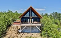 Beautiful mountain top cabin with the best 180º view in Tellico Plains!