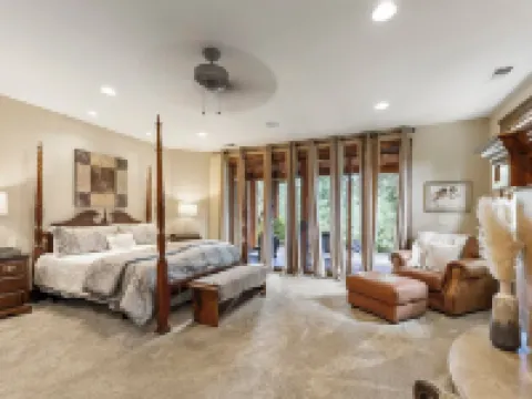 Cdas Finest Secluded Waterfront Estate 7000 Sq ft 5 Forested Acres-Close to Town ポスト・フォールズのホテル