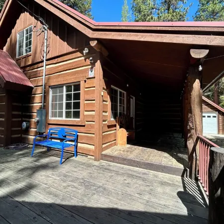 The Cozy Acorn Cascade Lake Retreat