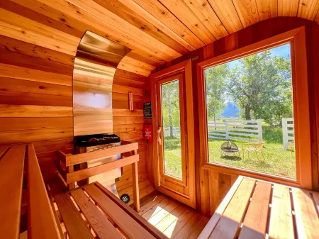 Sunny Mountain Farmhouse with Outdoor Cedar Sauna Отели в г. Кроуснест Пасс