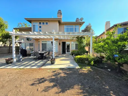 Modern & Comfort  Paradise in Central Location withMountain Views & Fenced Yard